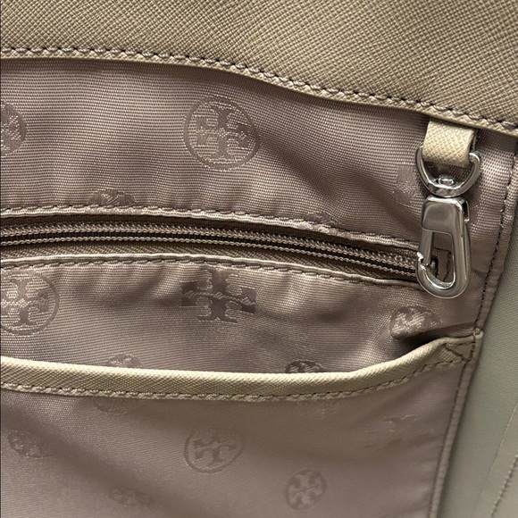 Tory Burch 'York' Buckle Tote Bag made of Saffiano leather Color: Gray & Silver - Picture 7 of 12